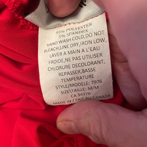 ⬇️ $39 ⬇️Marallis Collection Med Red Cold Shoulder Jersey long sleeved top. NWT. - Picture 8 of 14